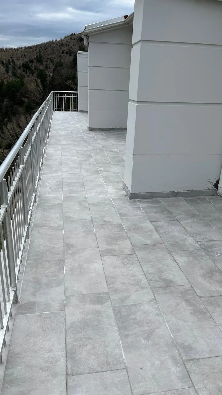Açık gri kaplamayla tamamlanan ikinci teras